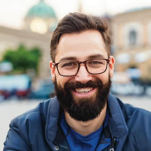 uomo sorridente testimonianza